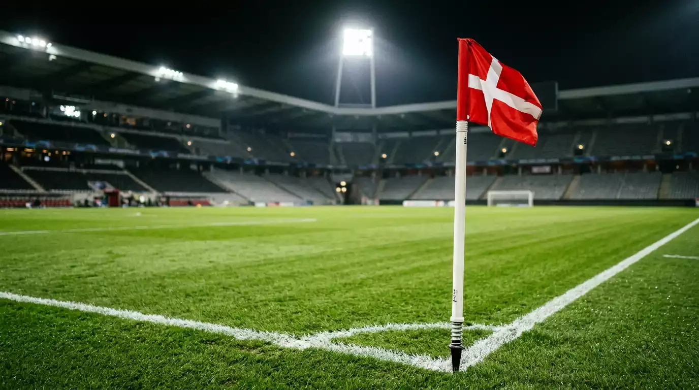 Banderín de córner y línea de cal sobre el césped de un estadio iluminado